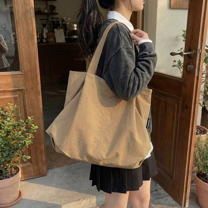 Minimalistische Nylon-Tragetasche mit geräumigem Design und strapazierfähigen Griffen, perfekt für den täglichen Gebrauch und zum Einkaufen