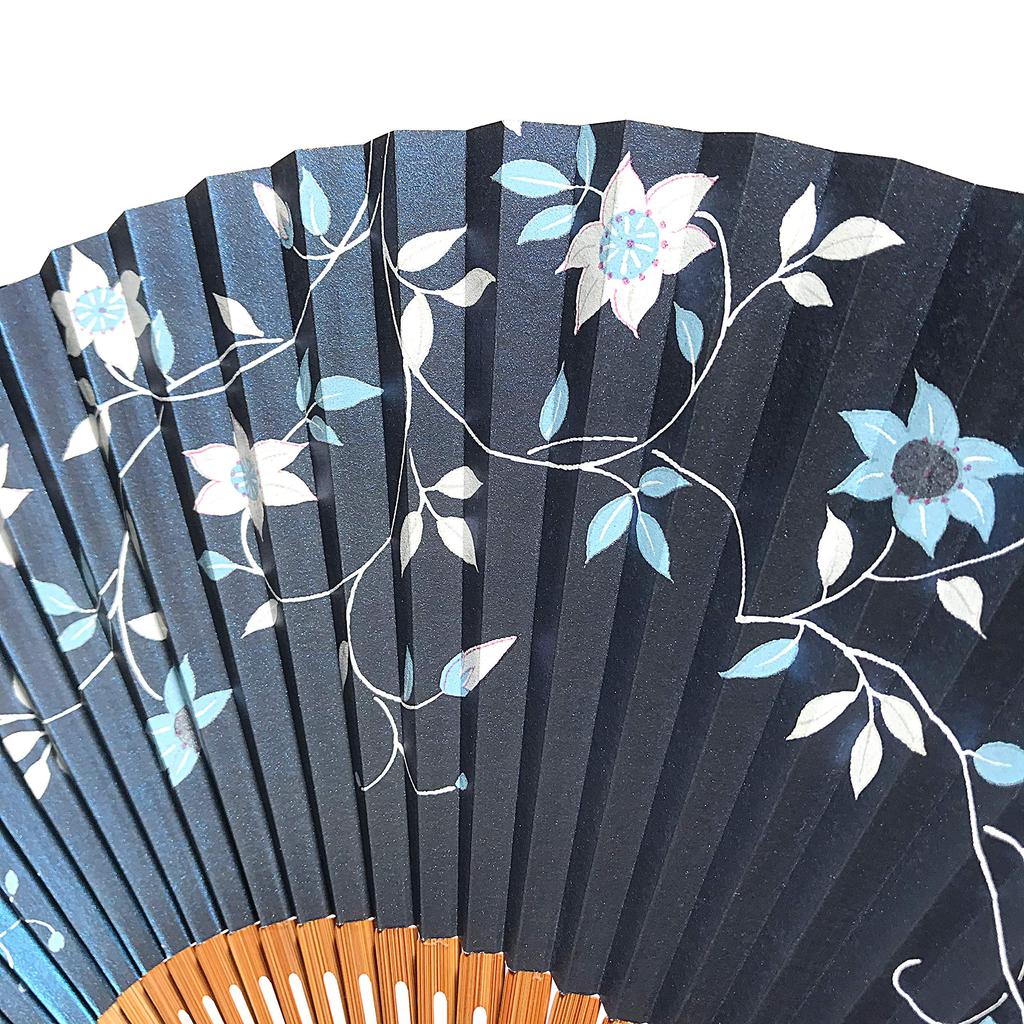 Blumen-Haarnadel Hanakanzashi Japanischer Faltfächer mit Drahtgestell Blumenmuster Sandelholzduftender Bambusrahmen 21,7 cm Blaue Hülle