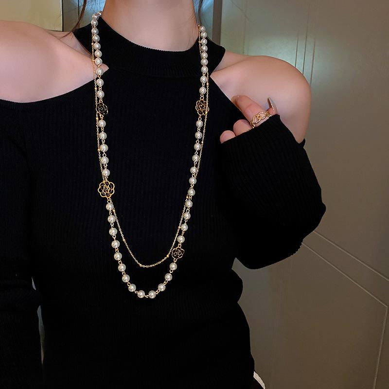 Fashionable Floral Geometric Necklace with a Light Luxury Style Sweater Chain and French Retro Accessories