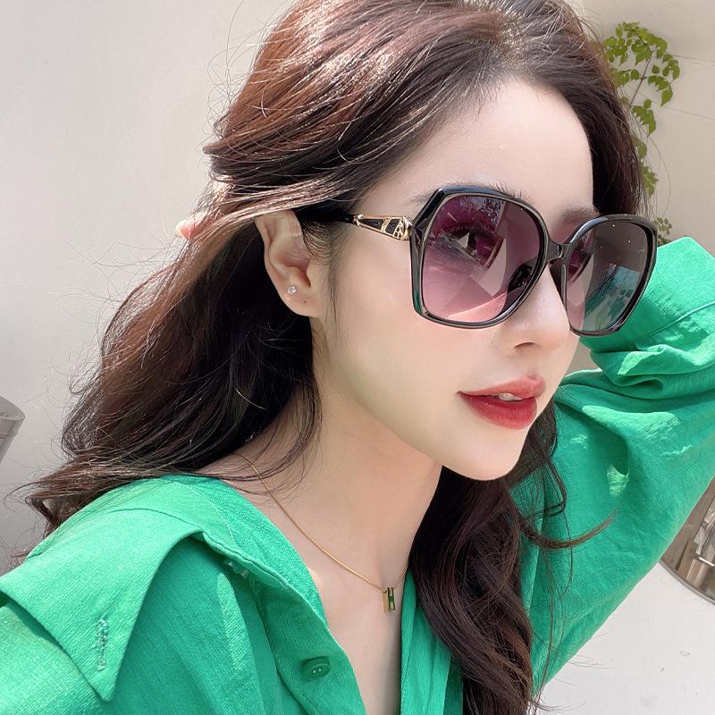 Neue Sonnenbrille für Damen, großer Rahmen, unregelmäßige Sonnenblenden, elegante und modische Damenbrille, Outdoor-Reisebrille, nicht polarisiertes Modeaccessoire