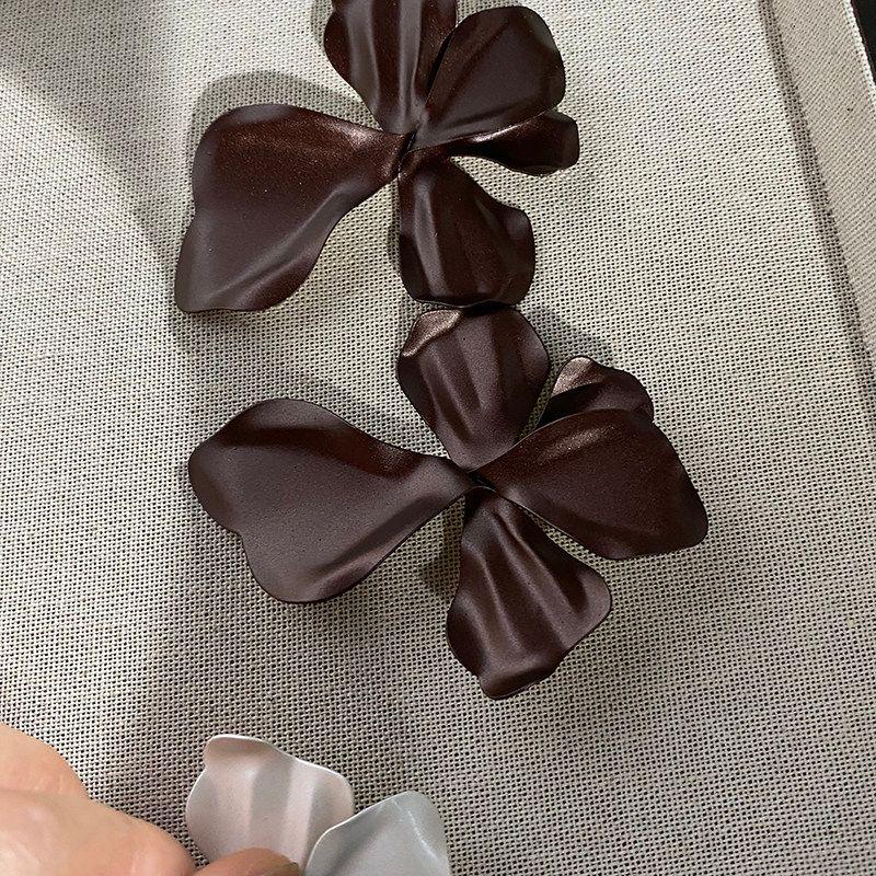 Exaggerated European and American Style Earrings for Women, High-End Design, Niche Red Petal Earrings, 2025 Trendy and Beautiful Ear Clips
