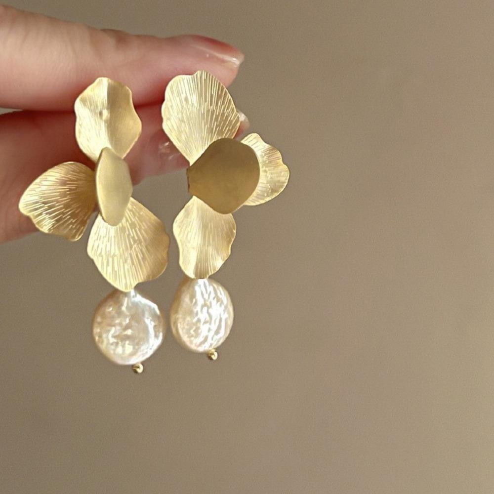 French Retro Temperament Pearl Earrings Light Luxury High-end Stud Earrings Niche Atmosphere Versatile Earrings