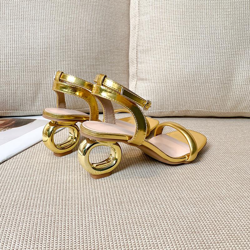 2026 Europäische & Amerikanische Goldene Sandalen mit mittlerem Absatz für Damen - Ein Riemen, Dicker Absatz, Modisch & Vielseitig