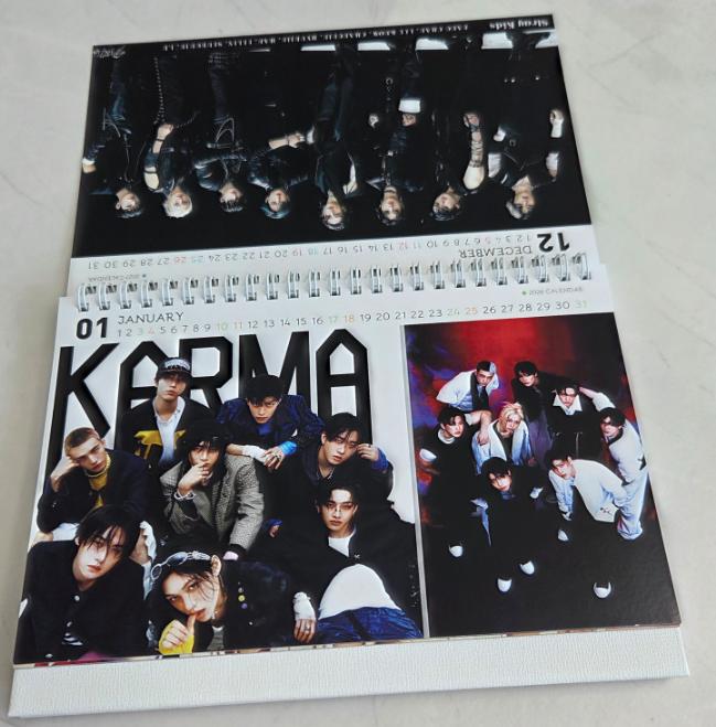 Stray Kids 2026–2027 Asztali naptár – Kétoldalas fotóalbum stílus (Véletlenszerű képek)