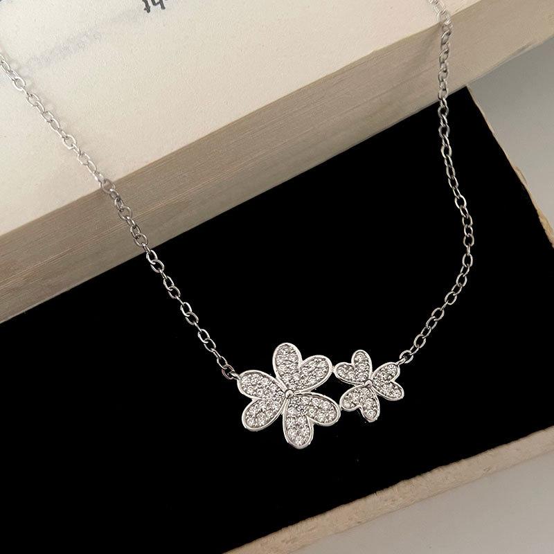 Collier pour Femmes Luxe Léger Niche Sens du Design Collier Fleur Décoration Collier Polyvalent Été