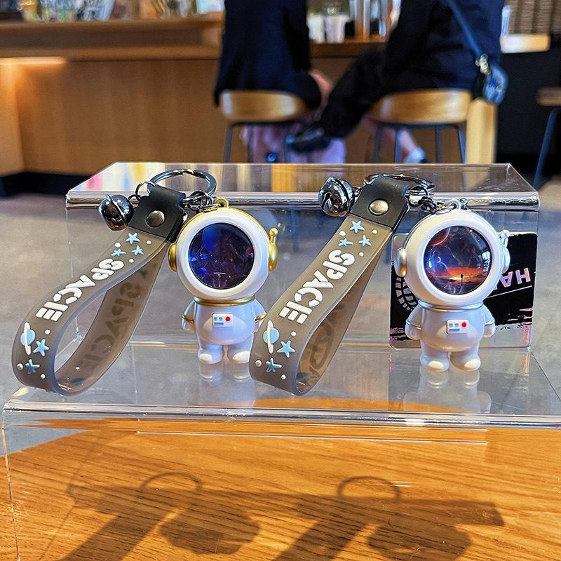 Porte-clés astronaute veilleuse étoilée mignonne pour voiture, porte-clés lumineux pour amoureux, pendentif de sac, cadeaux
