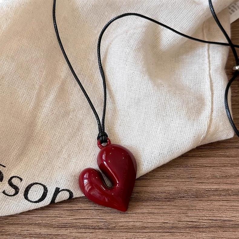 Red Heart Pendant Necklace Vintage 80S Aesthetic Love Inspired Choker New Fashion Romantic Heart Necklace for Women