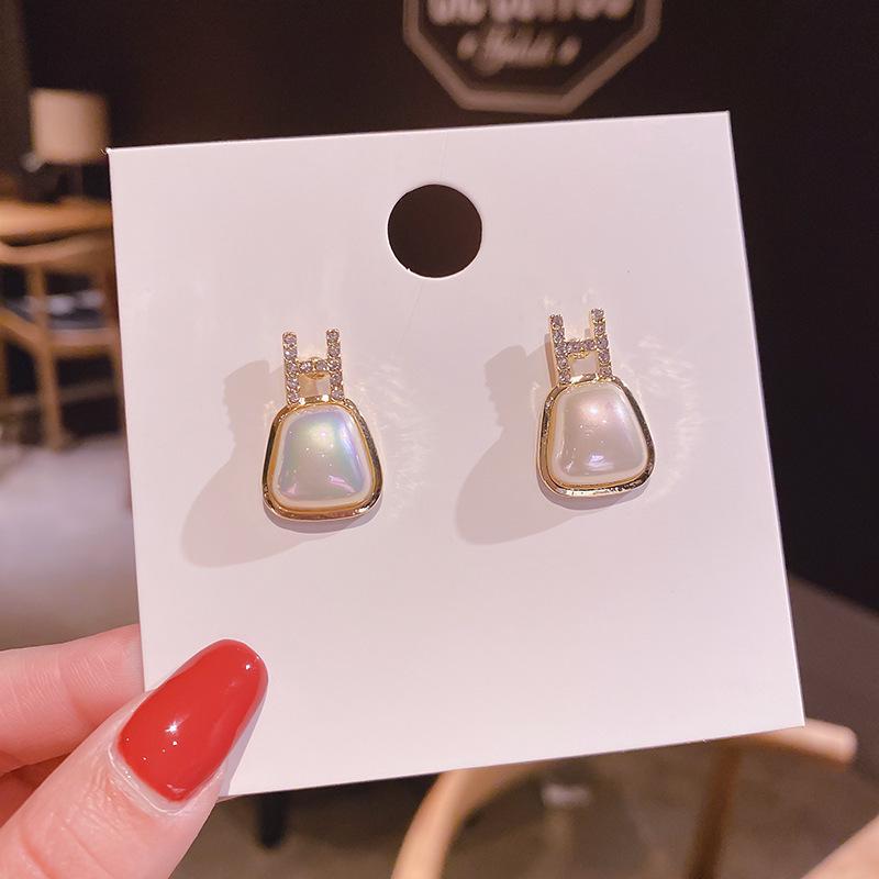 Korean Elegant Pearl Stud Earrings for Women: Versatile, High-Class Style Jewelry