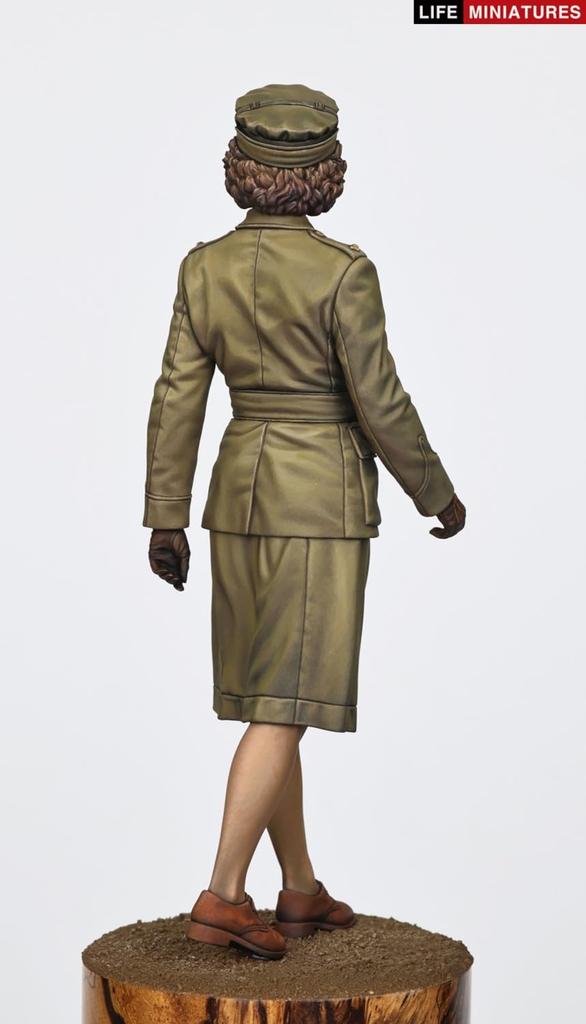 Life Miniatures Scale WWII British Auxiliary District Warrant Officer 2nd Class Elizabeth Windsor 1945 Unpainted Resin Kit 1/35 Marching, (1 Figure)