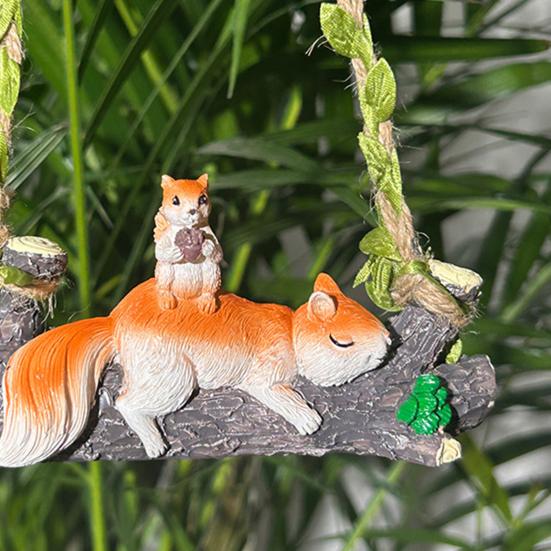 Garden Figure High-Simulation Synthetic Resin Sleeping Squirrel Design Hanging Decoration Simulated Leaf