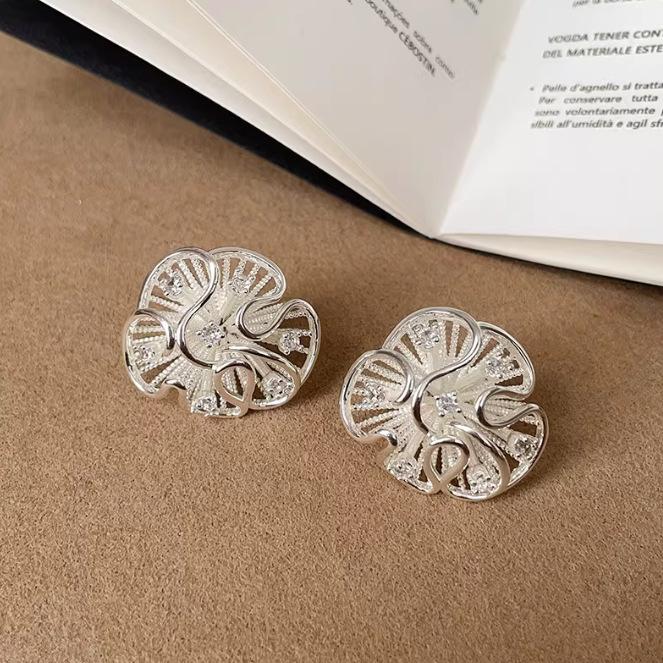 Boucles d'oreilles clous en argent S925 aiguille française dentelle délicate plissée fleur ajourée tendance personnalité niche boucles d'oreilles pour le travail boucles d'oreilles