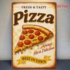[2D Flach] Vintage Pizza Metallschild - 8x12 Zoll Rustikale Eisenblech-Deko mit Wurstpizza & „Frisch & Lecker“ für Pizza-Dekoration