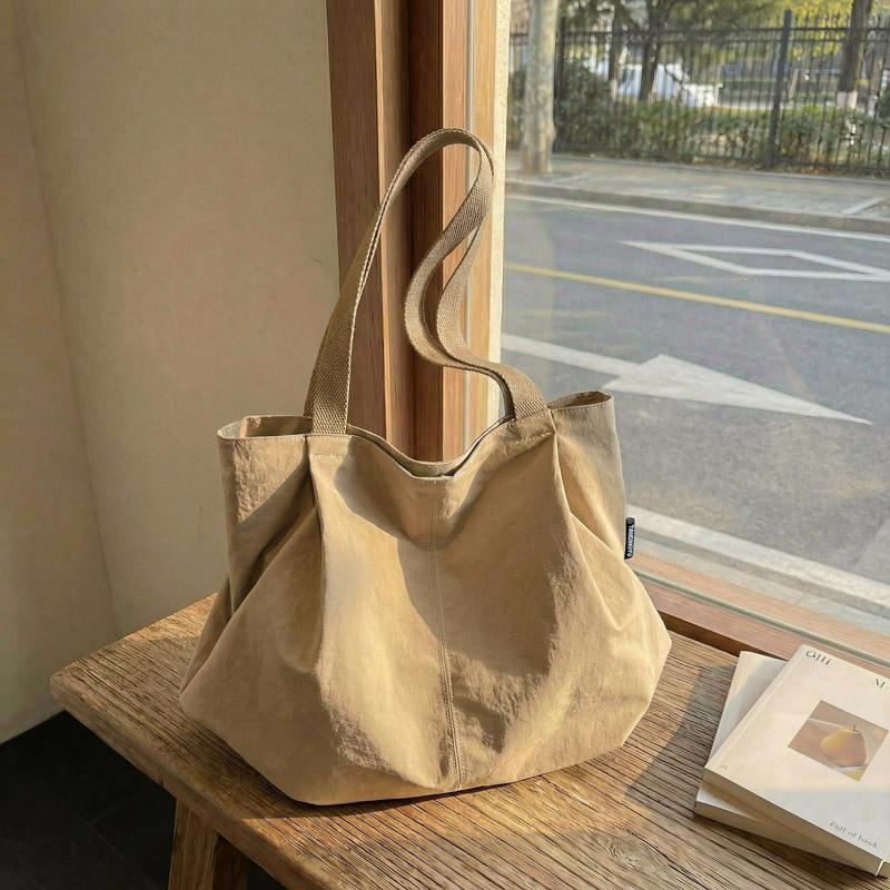 Minimalistische Nylon-Tragetasche mit geräumigem Design und strapazierfähigen Griffen, perfekt für den täglichen Gebrauch und zum Einkaufen