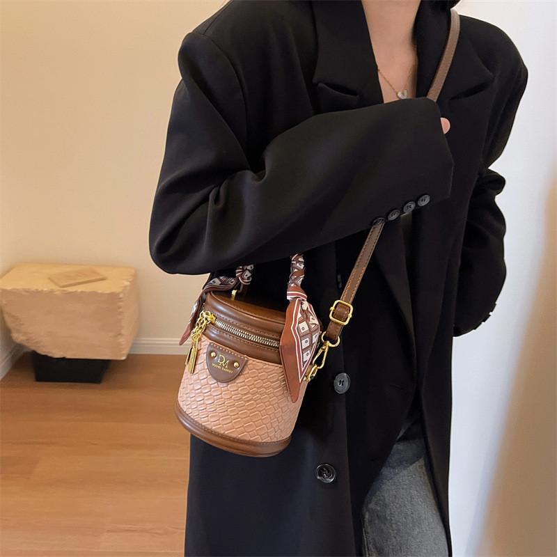 Elegant Bucket Style Handbag For Women 2023 New Autumn Winter High-quality Weave Texture Single Shoulder Crossbody Bag