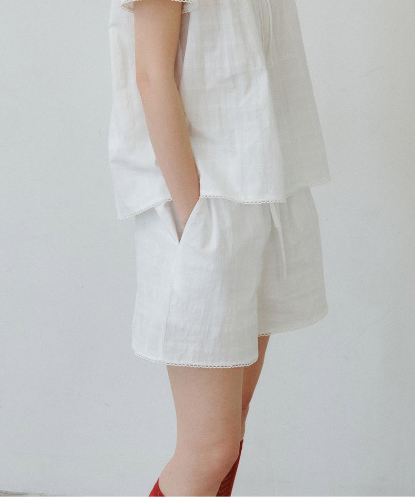 MAIS Lace Trimming Banding Shorts / White