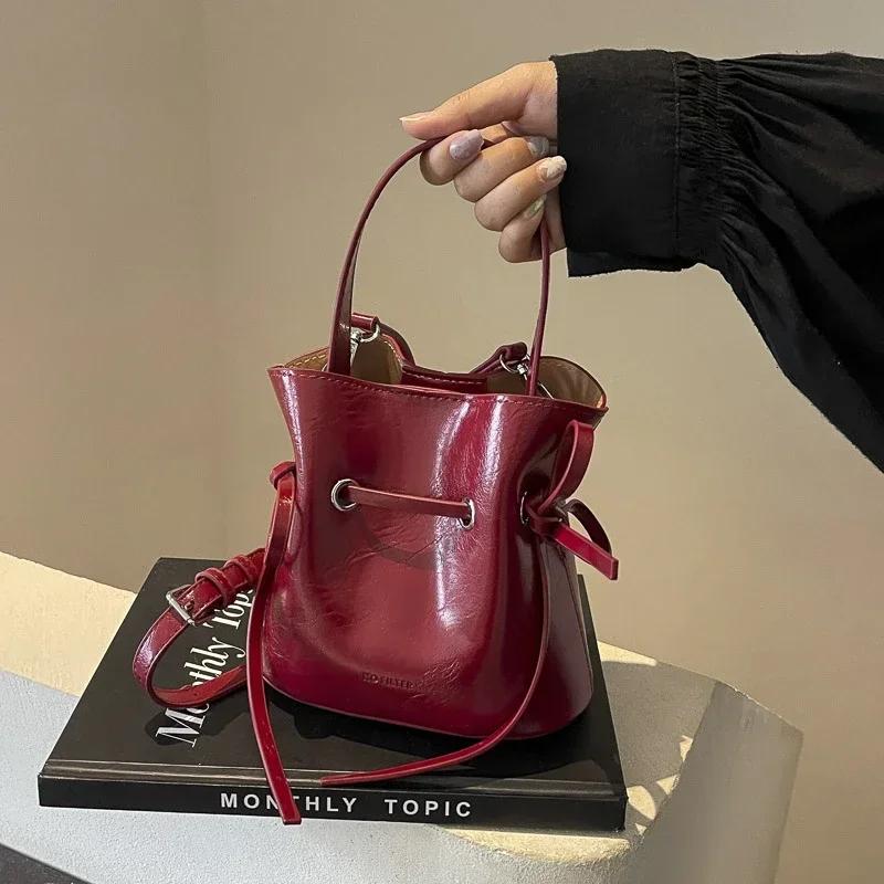 Fashion and High-end Traveling Large Capacity Versatile Bag for Women Fashionable Single Shoulder Bucket Bag