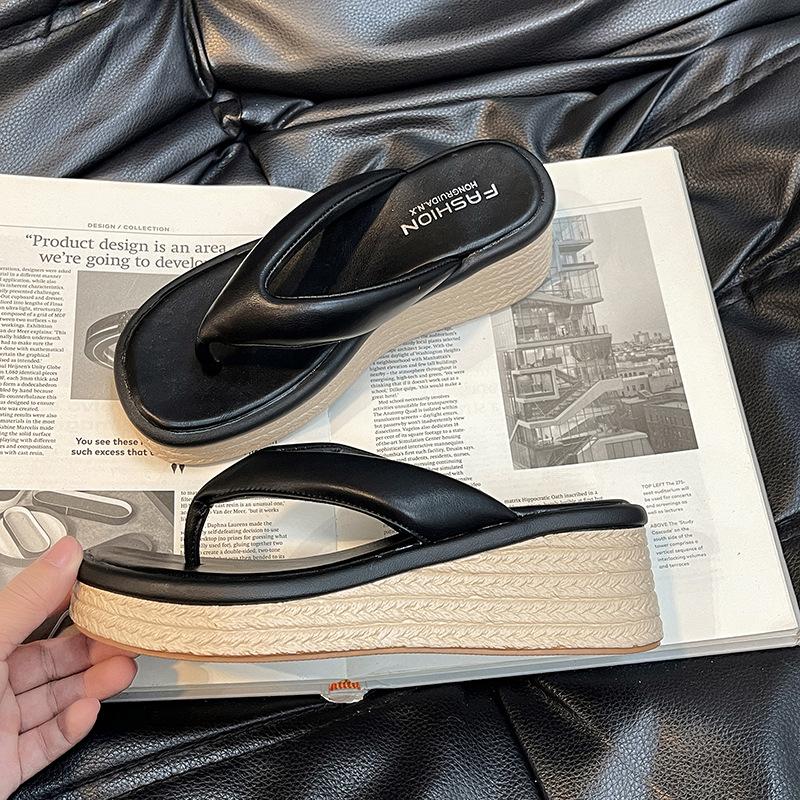 Thick-bottomed Flip-flops Women's Fashion Outer Wear 2025 Summer New Casual and Comfortable Wedge Heels Small Pinch Feet Cool Slippers
