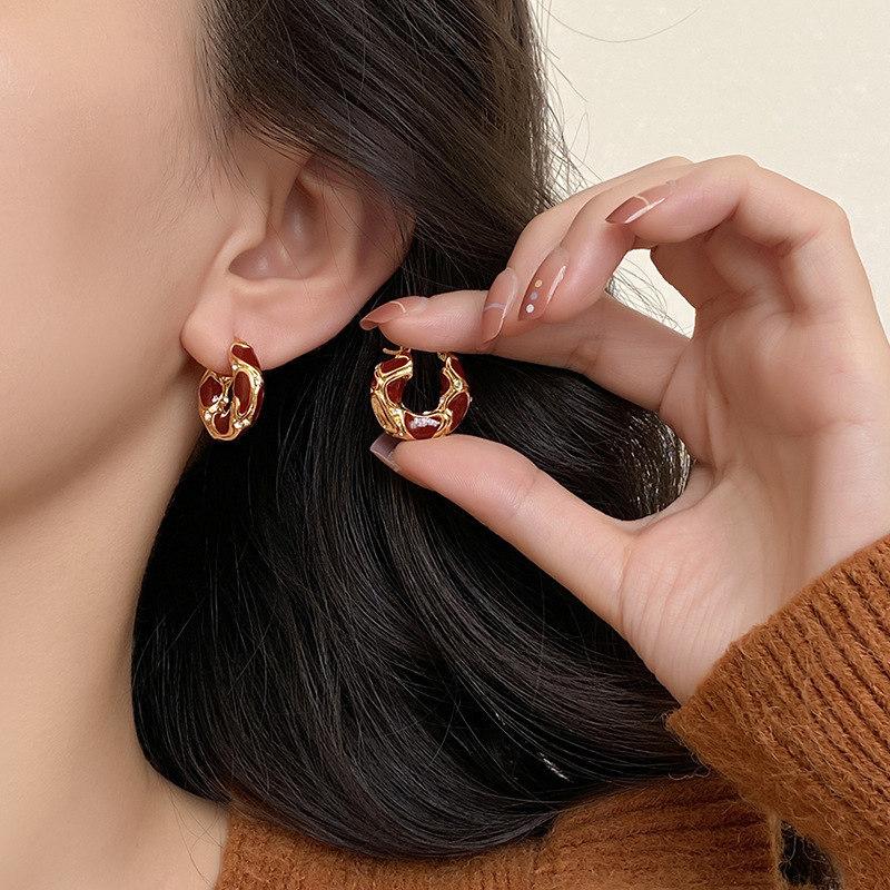 Nuevos pendientes de aro pequeños con textura de metal de color esmaltado vintage para mujer, modernos pendientes con hebilla para la oreja chapados en oro, joyería creativa