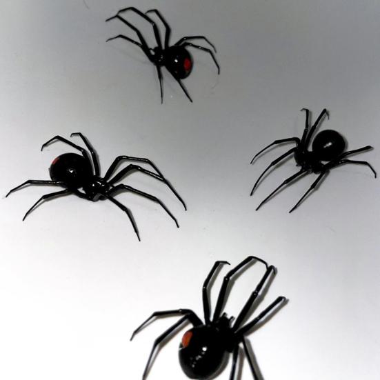 1/2/4/6 stk Magnetisk 3D Edderkoppdekorasjon Skummel Realistisk Svart Edderkopp Halloween-lurerekvisitter Garasjeport Postkasse Skap Kjøleskap Magnet Falsk Edderkopp