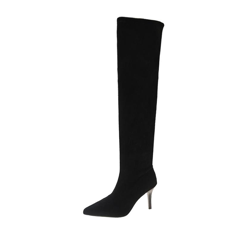 In the autumn and winter of 2025, the new versatile niche women's boots are thin, pointed stacking boots, long boots, and high heels.