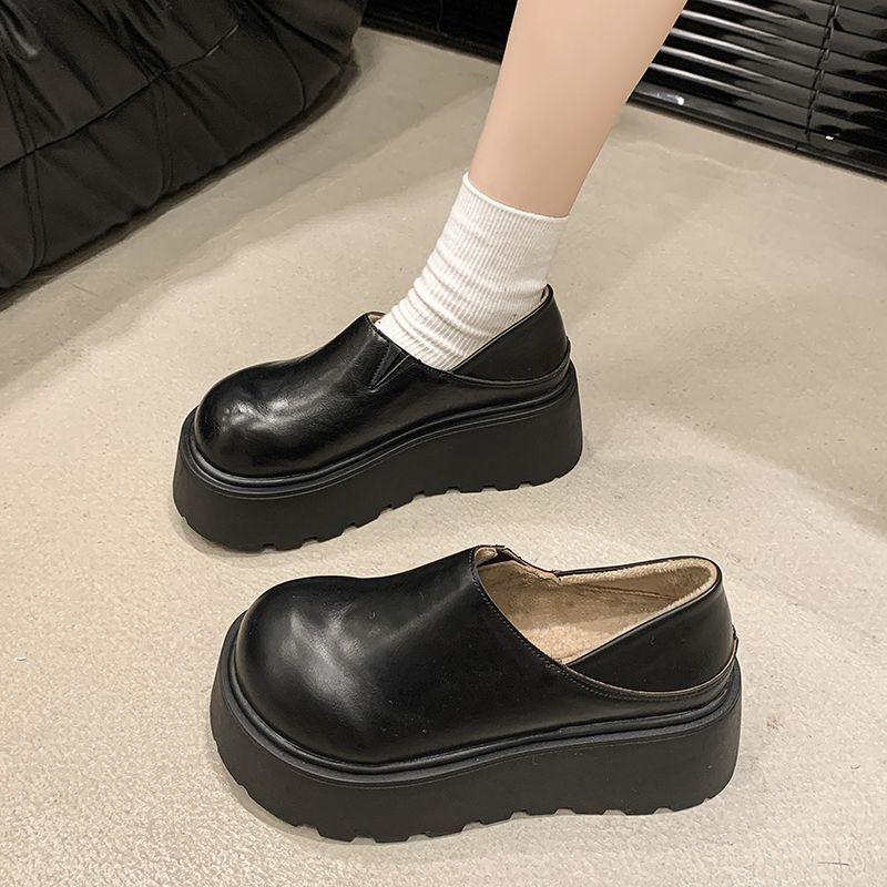 Keep warm and comfortable, increase the height, shallow single shoes, one pedal and two thick soles, wear velvet small leather shoes, new models.