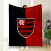 Ein vertikal geteilter schwarz-roter Hintergrund mit einem gestreiften Schild-Emblem. Decke für alle Jahreszeiten Mittagspause Überwurf Geschenk