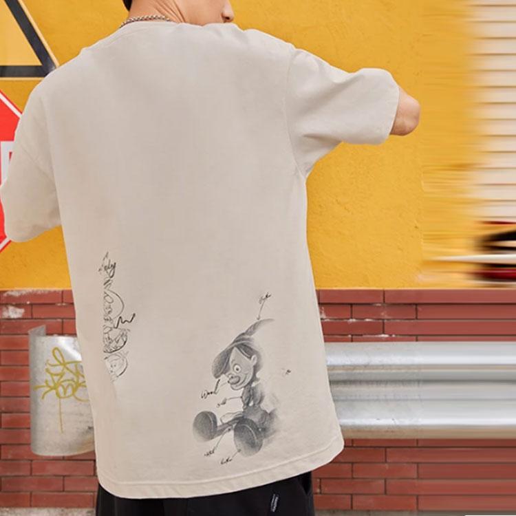 Li-Ning X Disney Pinocchio Serie Handbemalt Cartoon Print Lässiges Lockeres Kurzarm T-Shirt Herren Oberteile Weiß Sandgrau AHSS451-1