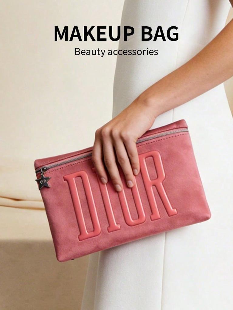 Dior 1 Pièce Sac de Maquillage Rose à Fermeture Éclair Lettres DIOR en Relief Pendentif Étoile Pochette Cosmétique Portative pour Femmes Voyage Utilisation Quotidienne