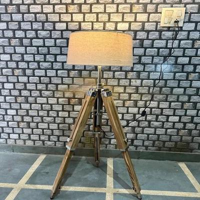 152,4 cm moderne Dreibein-Stehlampe aus Holz ohne Schirm, natürliches Finish für die Einrichtung von Wohnzimmer und Schlafzimmer