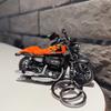 Tecknad Hip Hop Mini Liten Motorcykel Nyckelring Kreativ Personlighet Par Väska Tide Cool Leksak Modell Hänge Liten Gåva