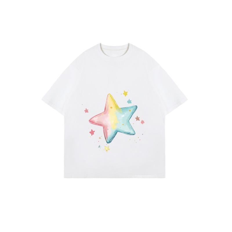 Camiseta Oversize Feminina de Manga Curta com Estrela em Gradiente Rosa-Amarelo-Azul e Estrelinhas Coloridas Estampadas